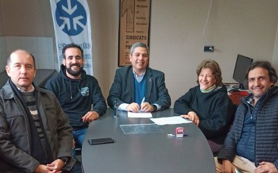 FIRMA DEL CONVENIO ENTRE FLECHA BUS Y EL SINDICATO DE PRENSA